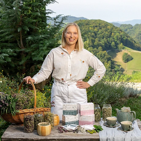 Navdihujoča zgodba Janje, rojene v družino prvih j...