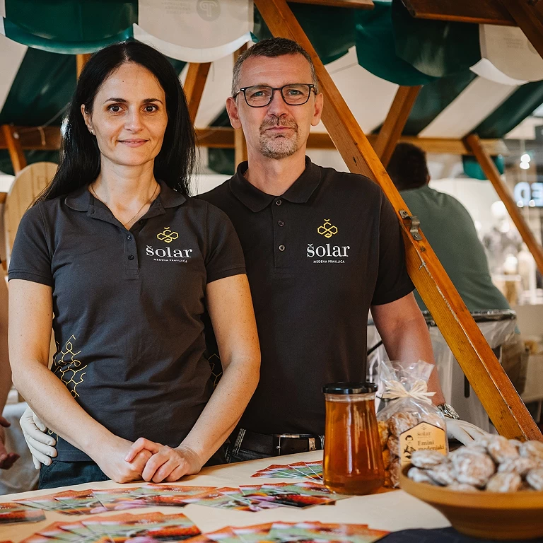 Čebelarja Šolar iz Laškega: Iz finančnega sveta med panje