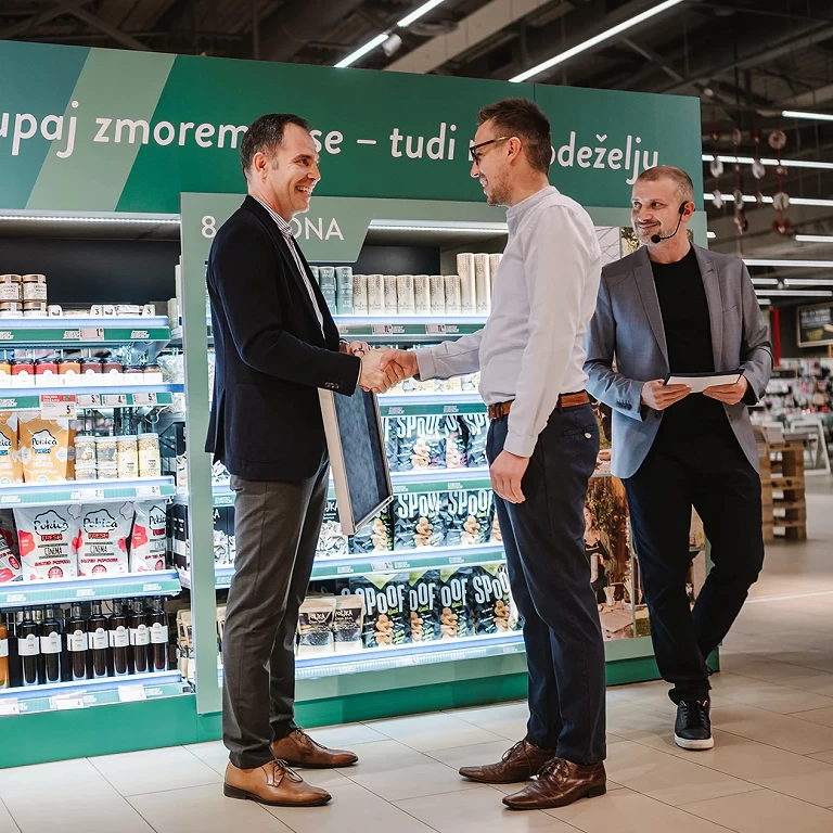 Zmaga v roke Spoofu, hrustljavim prigrizkom iz svinjske kože