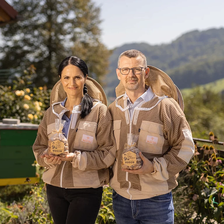 Na kmetiji je lepo… INTERVJU z zakoncema Šolar, ki ustvarjata Emine medenjake