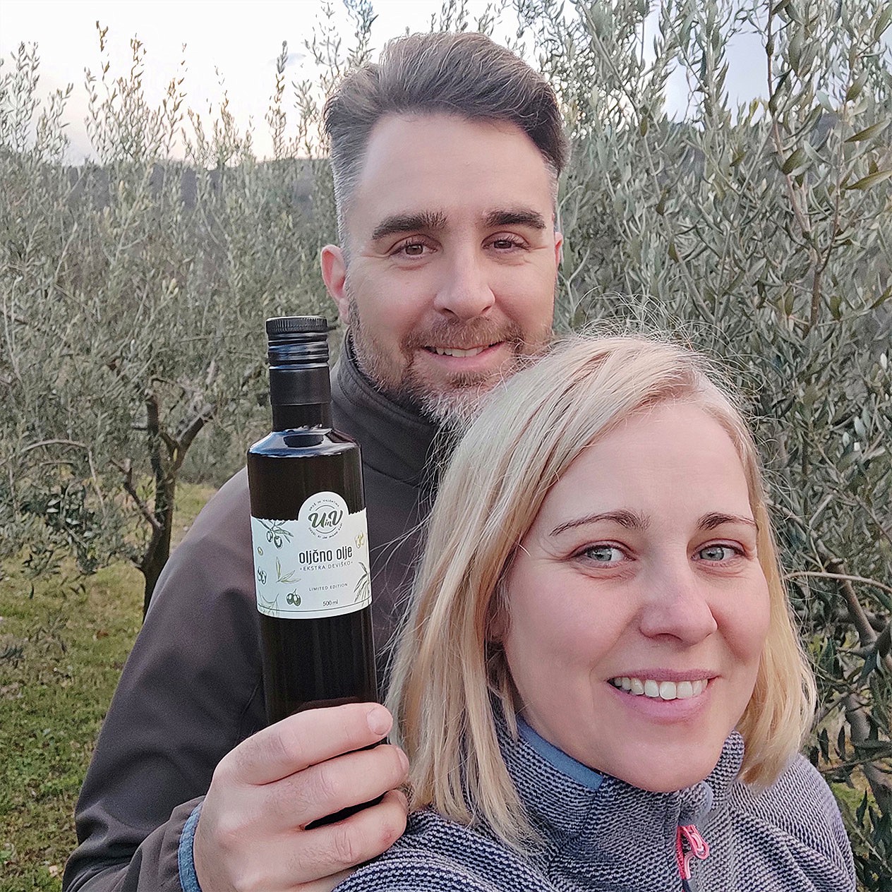 Uroš in Valentina predstavljata oljčno olje iz domačega nasada Uroš in Valentina predstavljata oljčno olje iz domačega nasada