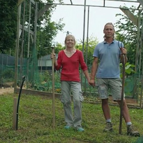 Metka in Frank: Z deževniki do posla